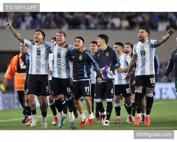 比赛暂停期间球员违规，裁判如何执行纪律处罚？