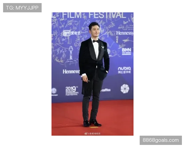 杨昊一上红毯像行走的名牌广告，训练馆一脱西装又回成隔壁喊你别熬夜的大哥