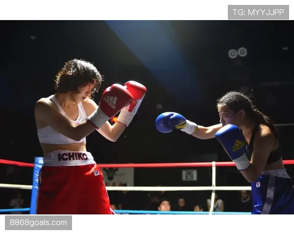 李梓嘉训练完直接瘫在场边啃冰棒，这松弛感是真不拿自己当外人啊